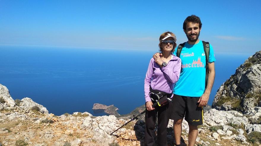 Una imagen de Adrià Cañellas con su madre en una excursión por la Serra