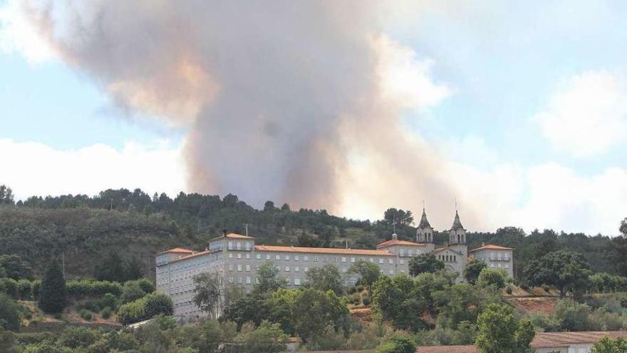 Incendio declarado ayer en la parroquia de Palmés, en Ourense.