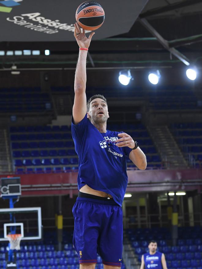 Pau Gasol hizo su primer entrenamiento como nuevo jugador del FC Barcelona en el  pabellón de la Ciutat Esportiva Joan Gamper.