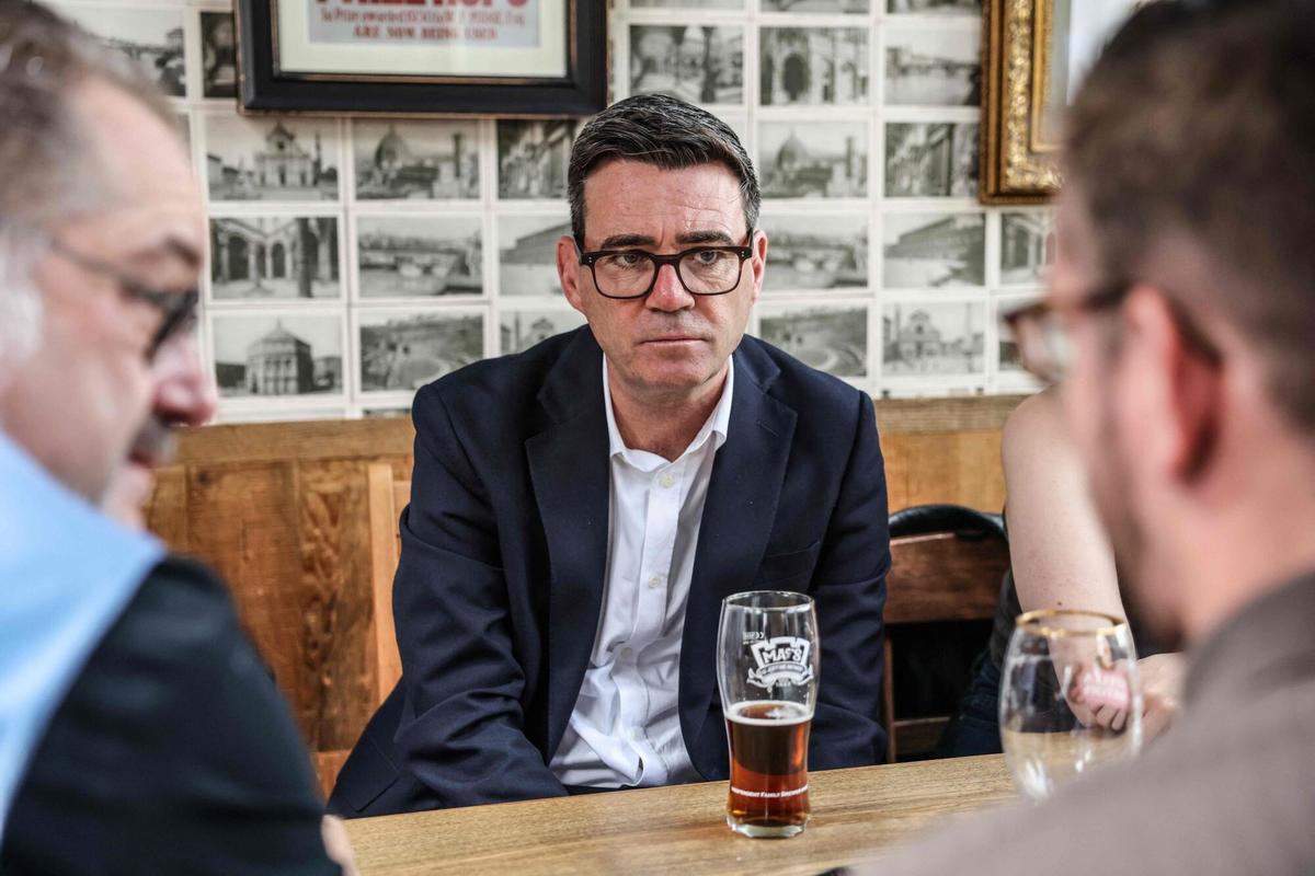 Andy Burnham en el pub Hare Inn en Harlow, al este de Londres, hoy.