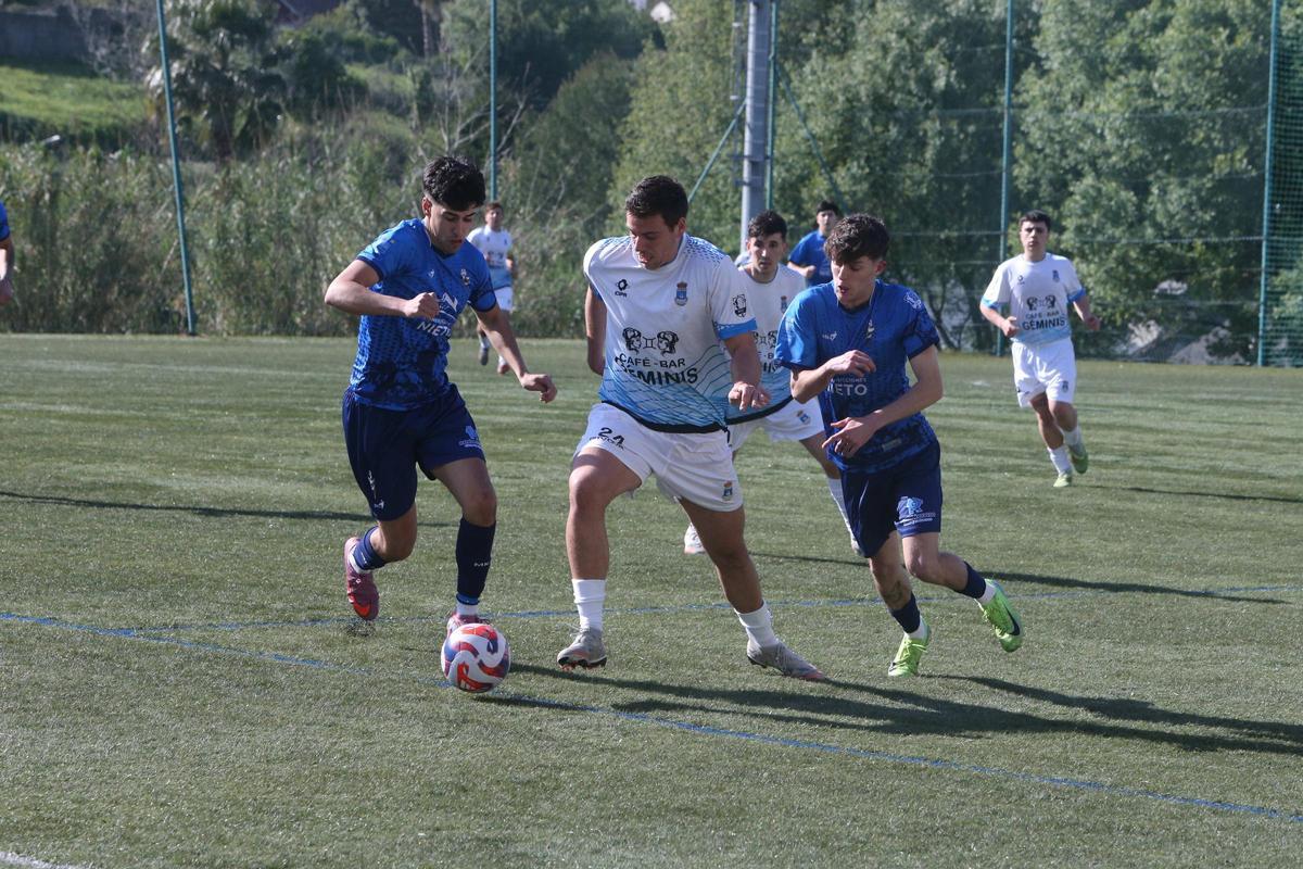 Una acción del duelo de ayer.