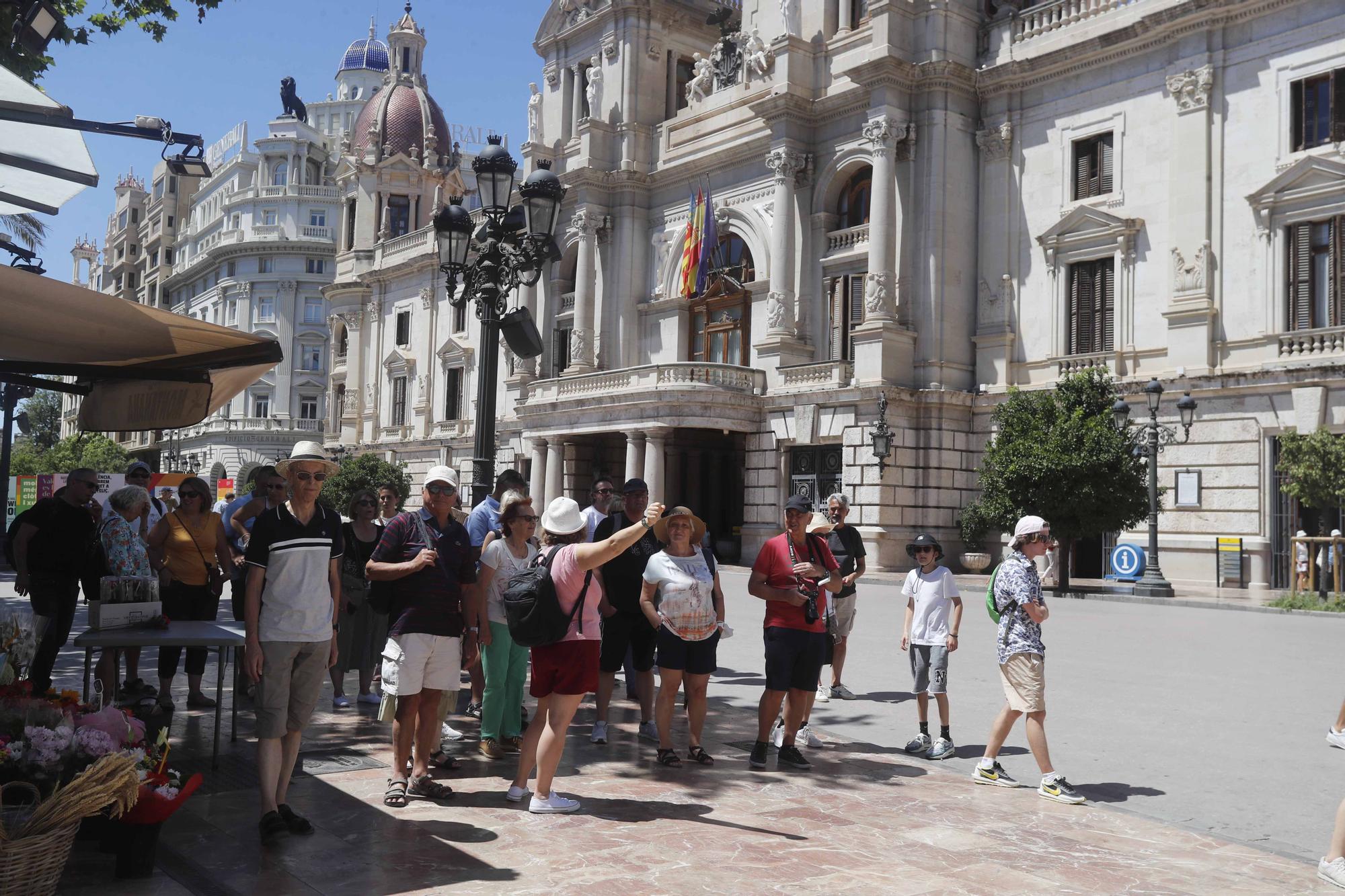 Ambiente festivo en el centro de València por Sant Joan