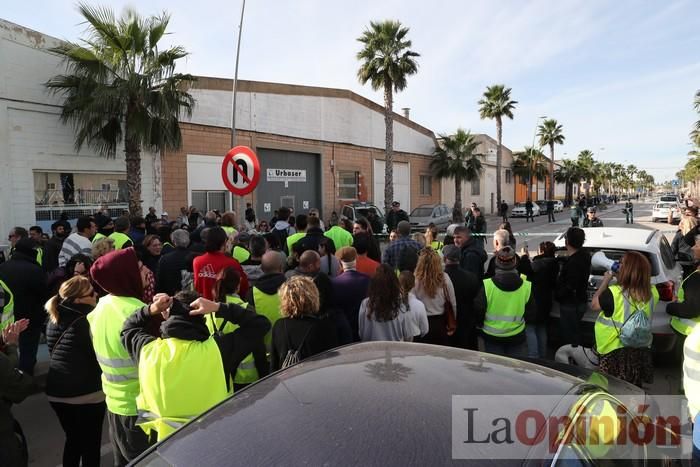 Los vecinos de Los Alcázares salen a manifestarse