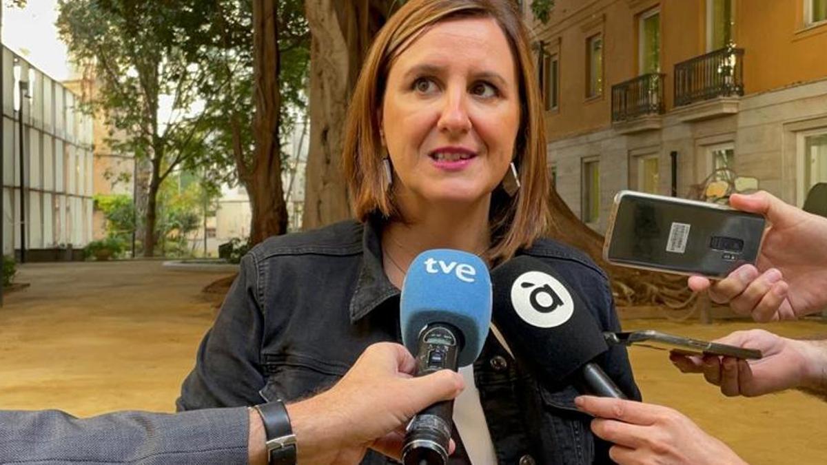 María José Catalá atiende a los medios en las Corts.