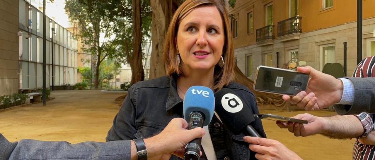 María José Catalá atiende a los medios en las Corts.