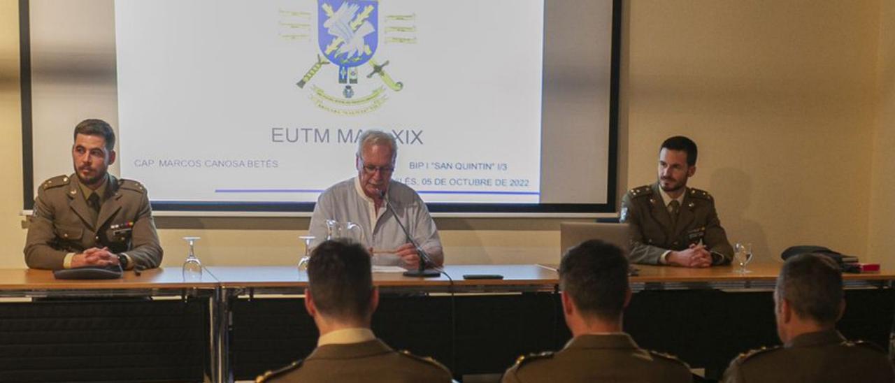 Los capitanes Marcos Canosa y Eduardo Guardo Fajardoal inicio de su conferencia, presentada por Javier Font.| María Fuentes.