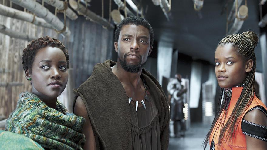 Chadwick Boseman (centro), en una imagen de &quot;Black Panther&quot;. // The Walt Disney Company