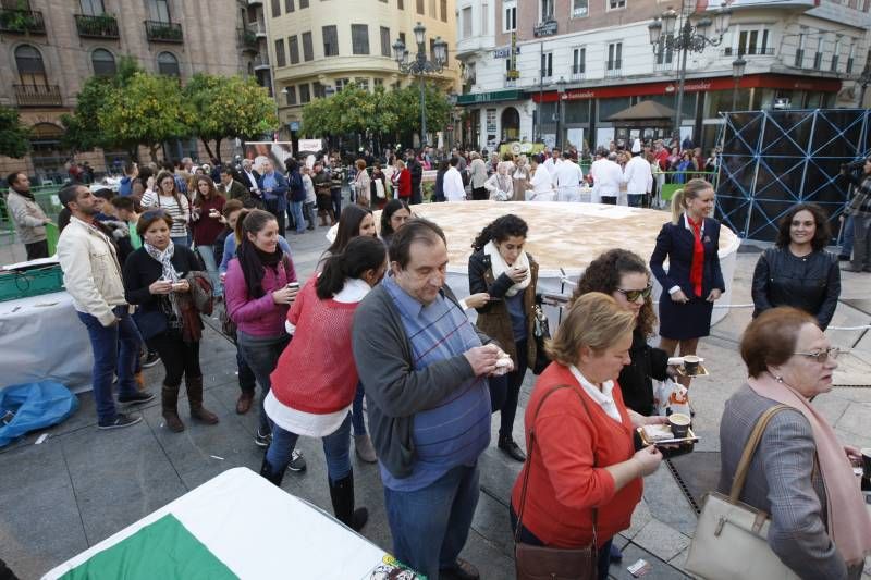 La degustación del pastel cordobés en Las Tendillas, en imágenes