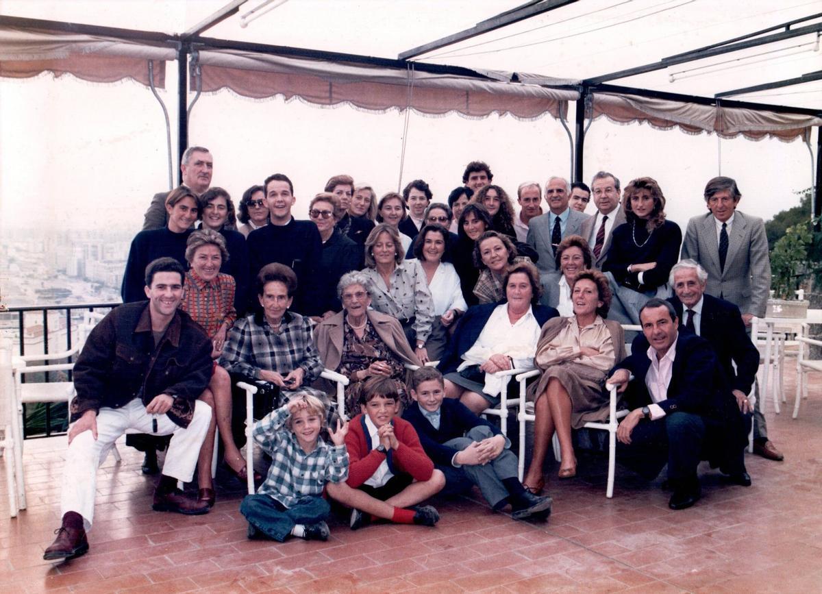 Reunión de la familia Werner en el Parador de Gibralfaro, a finales de los 80; entre ellos, el autor del libro.