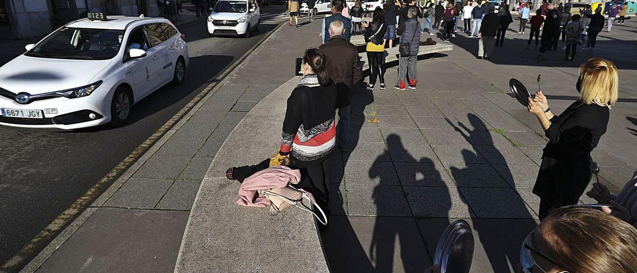 Los hosteleros, esta semana, saludando a los taxistas en caravana en la plaza de Santiago López. | Ricardo Solís