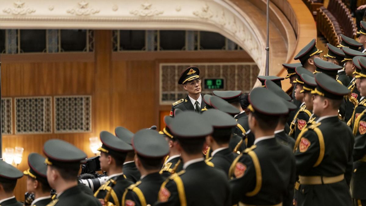 La banda del Ejército chino se prepara para tocar en la sesión anual de la Asamblea Nacional Popular, celebrada en Pekín.