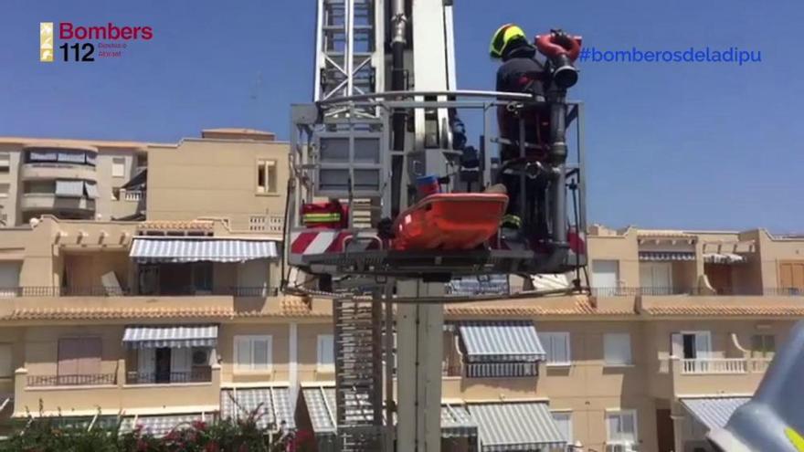 Rescate de un operario tras caerse de un techo en un centro comercial de Santa Pola