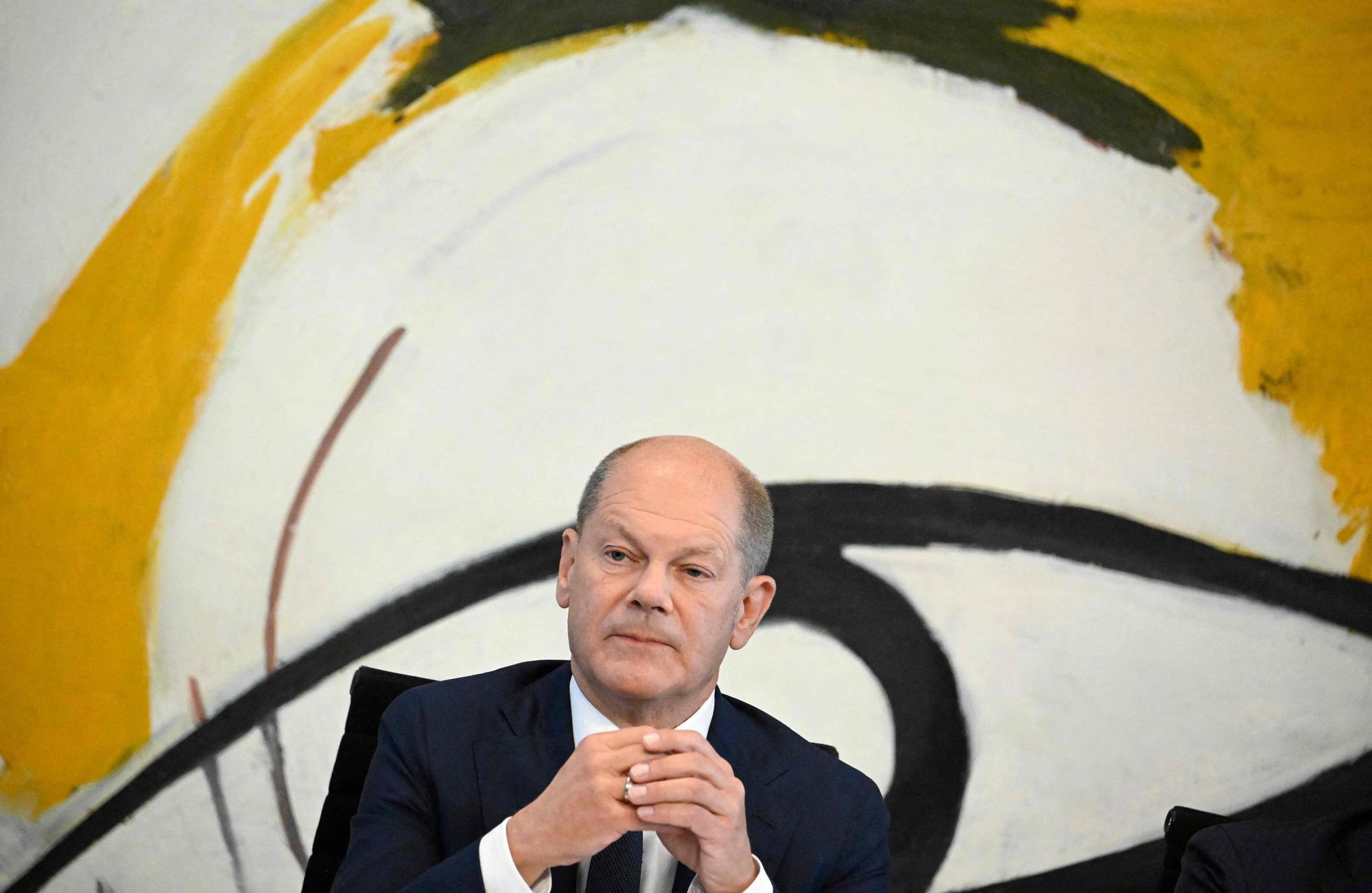 El canciller alemán Olaf Scholz se dirige a una conferencia de prensa sobre el plan de ayuda de la coalición gubernamental para hacer frente a los crecientes costos de la energía.