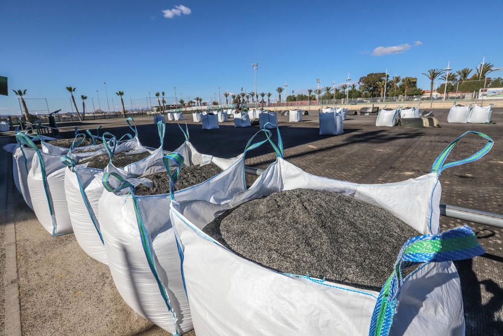 El césped artificial de los campos de fútbol de la Ciudad Deportiva se está sustituyendo en estos momentos. Más adelante se renovará la pista de atletismo. Las obras van a durar 4 meses y cuestan 650.