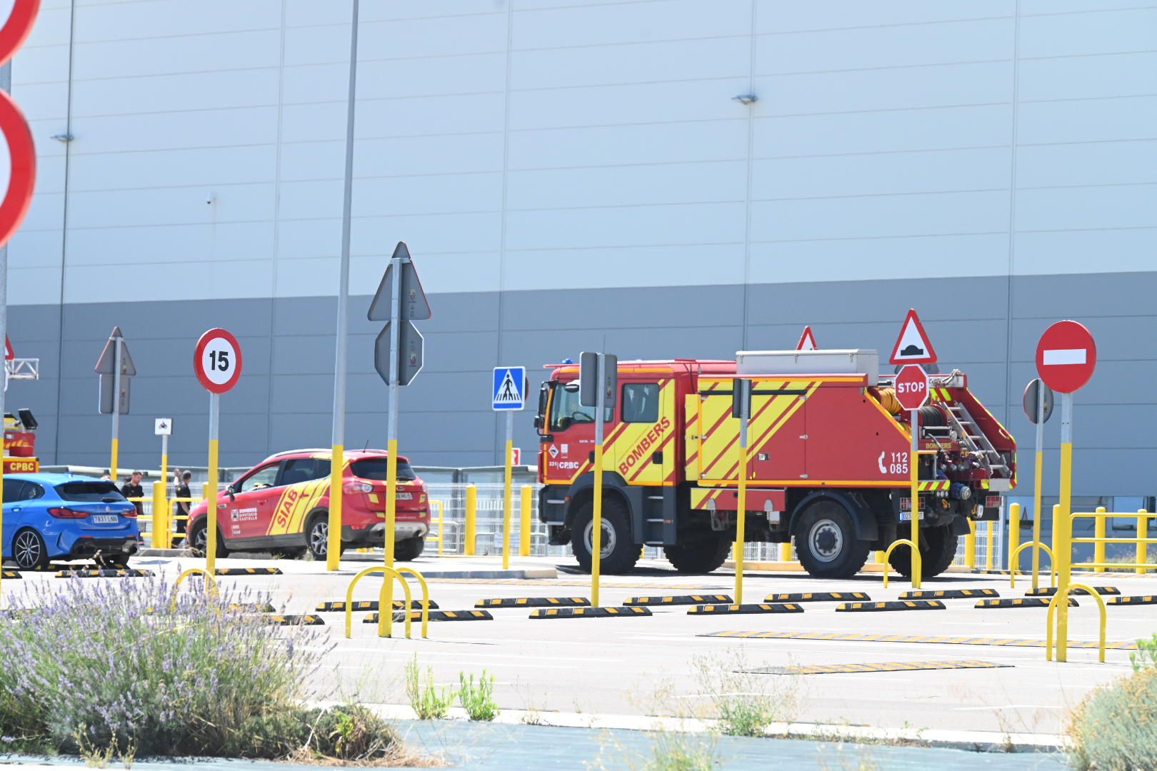Imágenes de la actuación de bomberos en la planta de Amazon en Onda