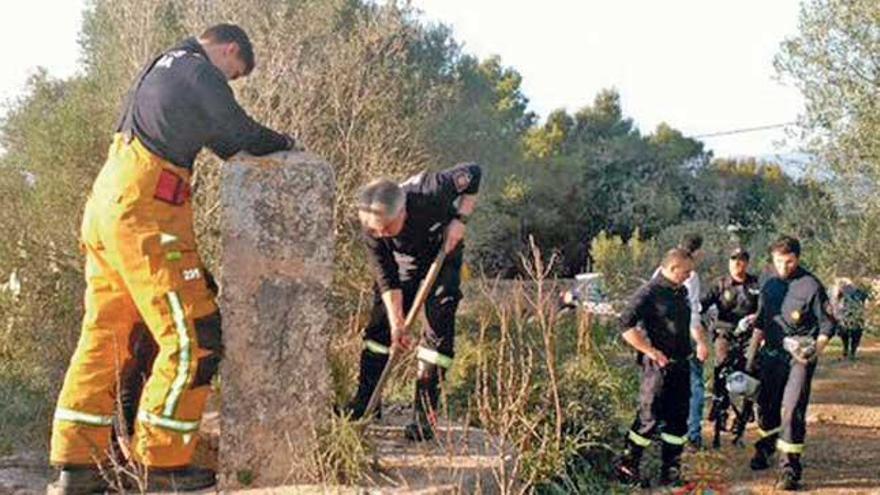 Los Bombers de Palma, en el pozo en el que ayer fue descubierto el cadáver en Sant Jordi.