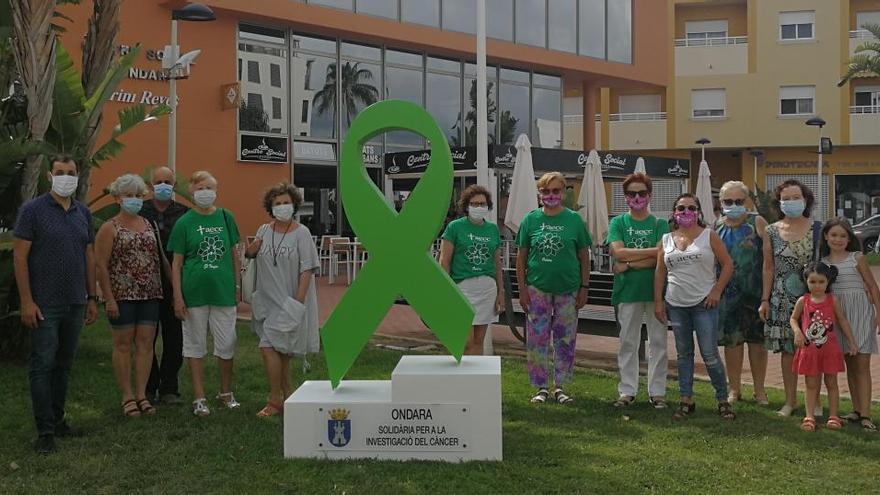 Un gran lazo verde en Ondara por la solidaridad y la investigación del cáncer