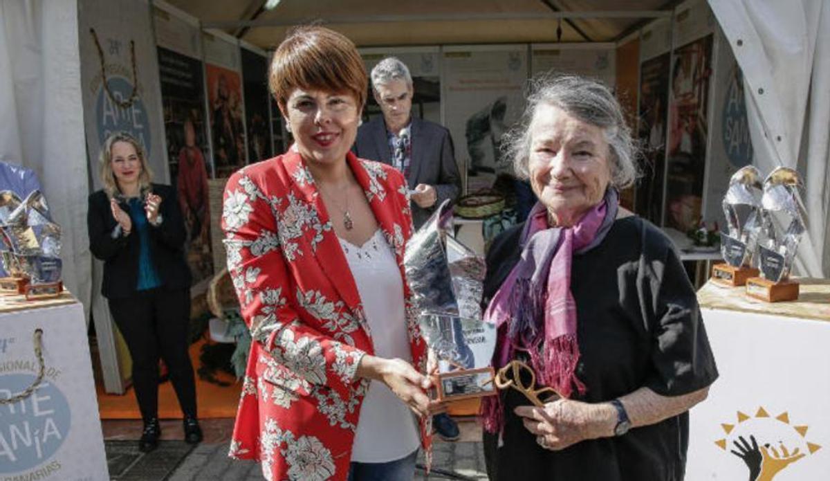 Nilia Bañares junto a la consejera de Artesanía de Gran Canaria, Minerva Alonso, en un homenaje que recibió en la Feria Regional de Artesanía