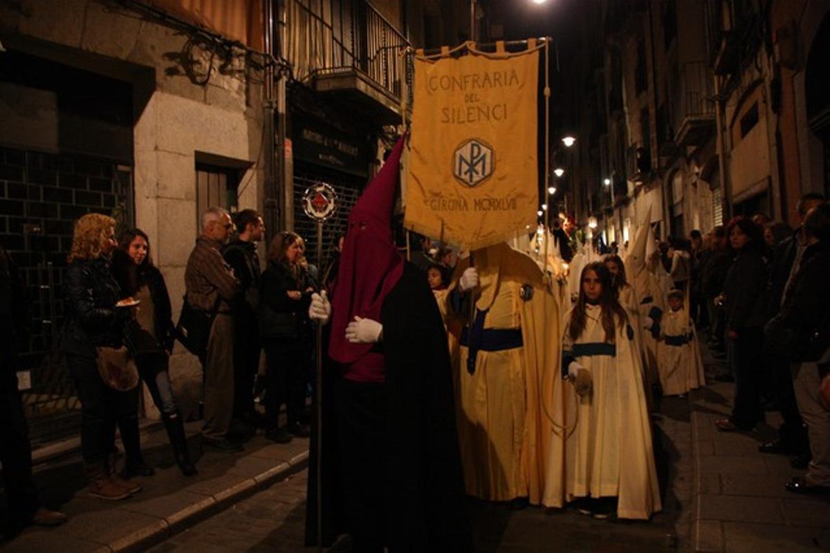 La processó del Sant Enterrament ha recorregut bona part del barri vell de Girona, sota l’atenta mirada de milers de persones.