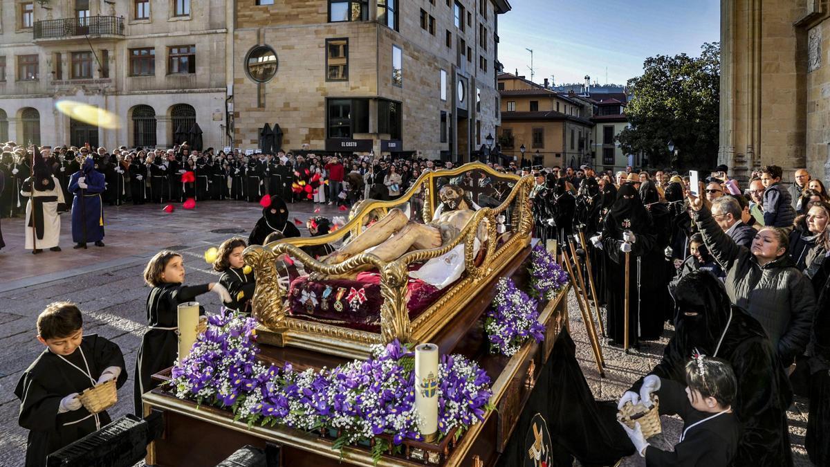 El silencio y los pétalos envuelven el Santo Entierro de Oviedo en su tarde más solemne