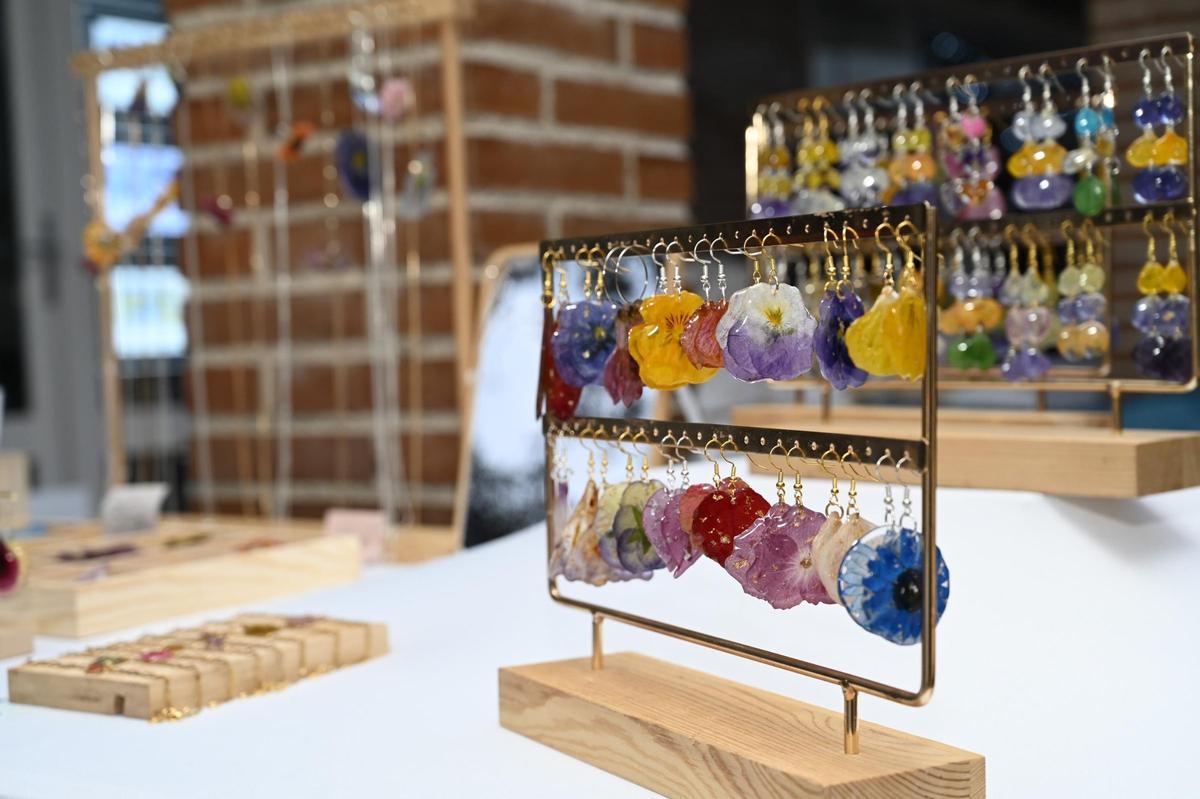 Varias de las piezas de joyería han sido creadas con flores y otros elementos naturales