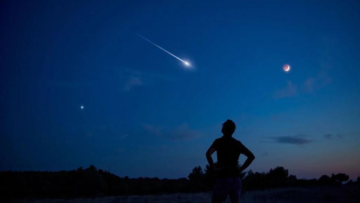 Una persona observa el cielo estrellado, en una imagen de archivo.