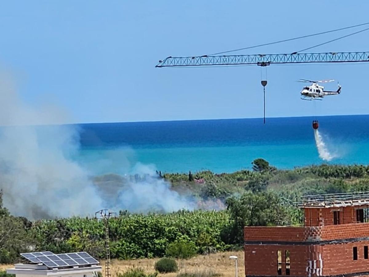Un momento de la extinción del fuego.