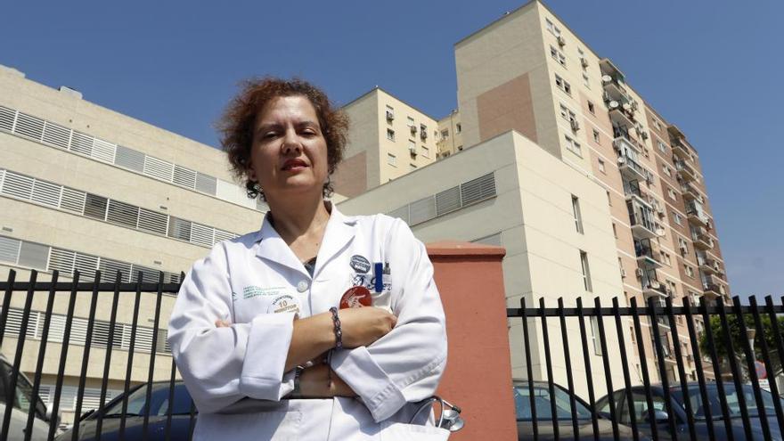 La doctora Carmen González, ante su centro de salud de la Alameda-Perchel.