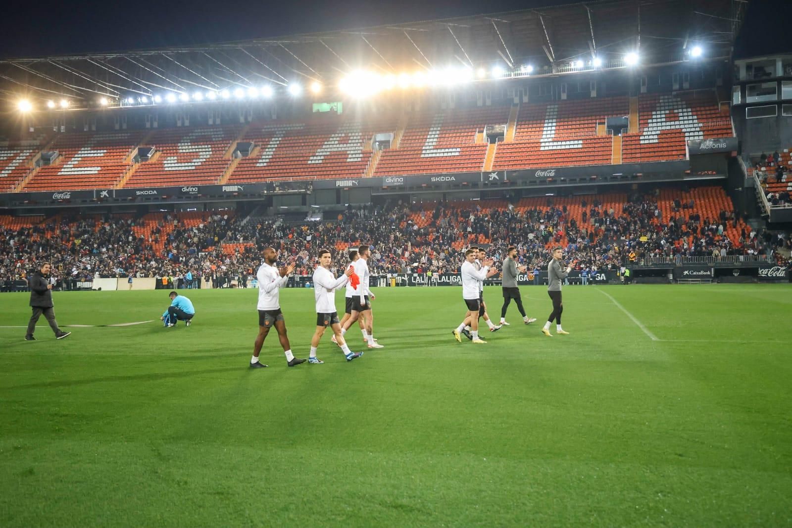 La afición se vuelca con el Valencia CF en el entrenamiento de Mestalla