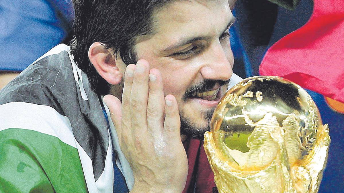 La selección italiana apoyó a Gattuso con una lesión incluso peor que la de Gayà. Rino sería protagonista en la conquista del Mundial de 2006, gracias al trabajo con el doctor Castellacci