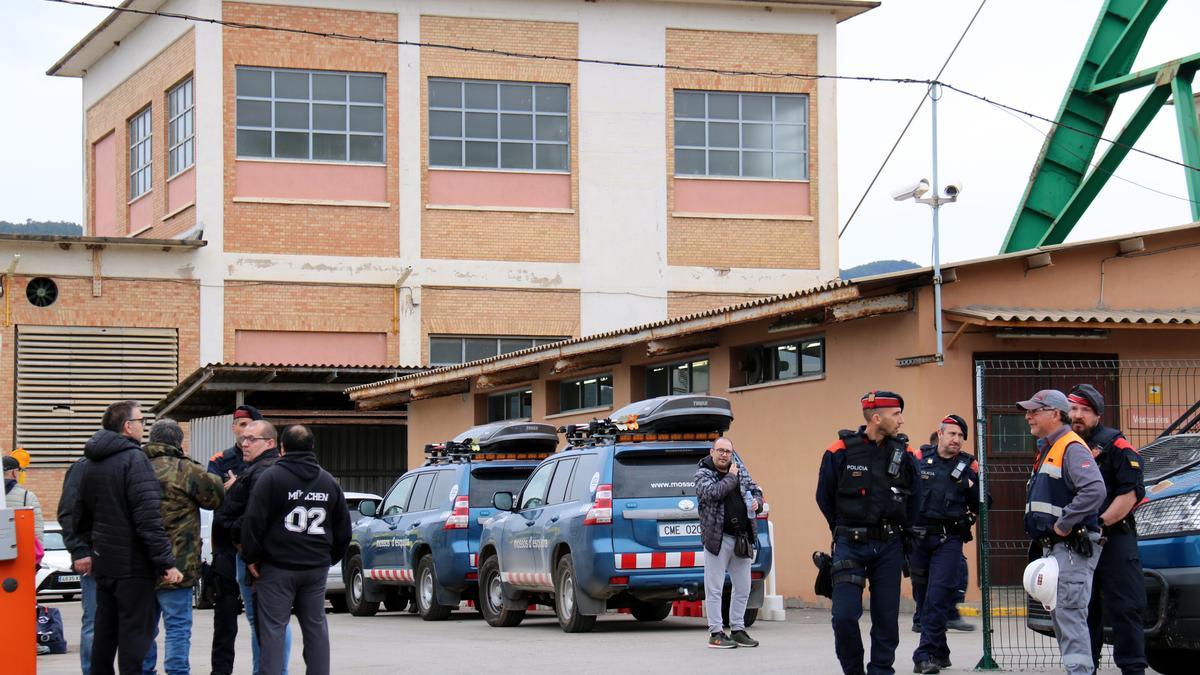 Treballadors i Mossos a la mina de Súria on van morir tres treballadors