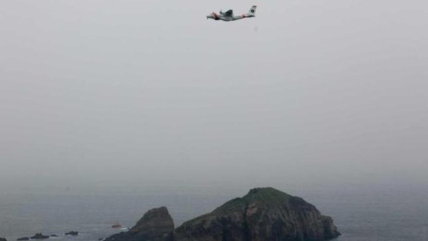 Equipos aéreos y marinos de rastreo y salvamento, ayer, en el entorno de La Erbosa y La Corberona.