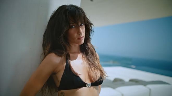 El bikini negro de María Pedraza en el videoclip de 'Lala' es de Etam