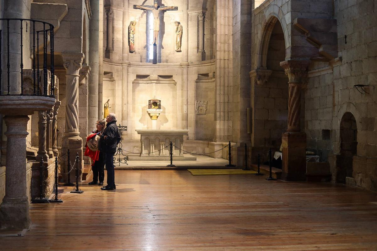 Zamora. Fotos del exterior de la iglesia de La Magdalena (me interesa que se vea la puerta) y del interior del camarín y de conjunto por dentro