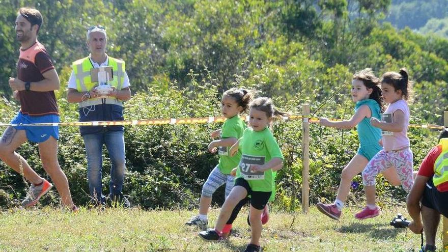 Las atletas afrontan una curva del circuito habilitado en Beluso. // G.Núñez