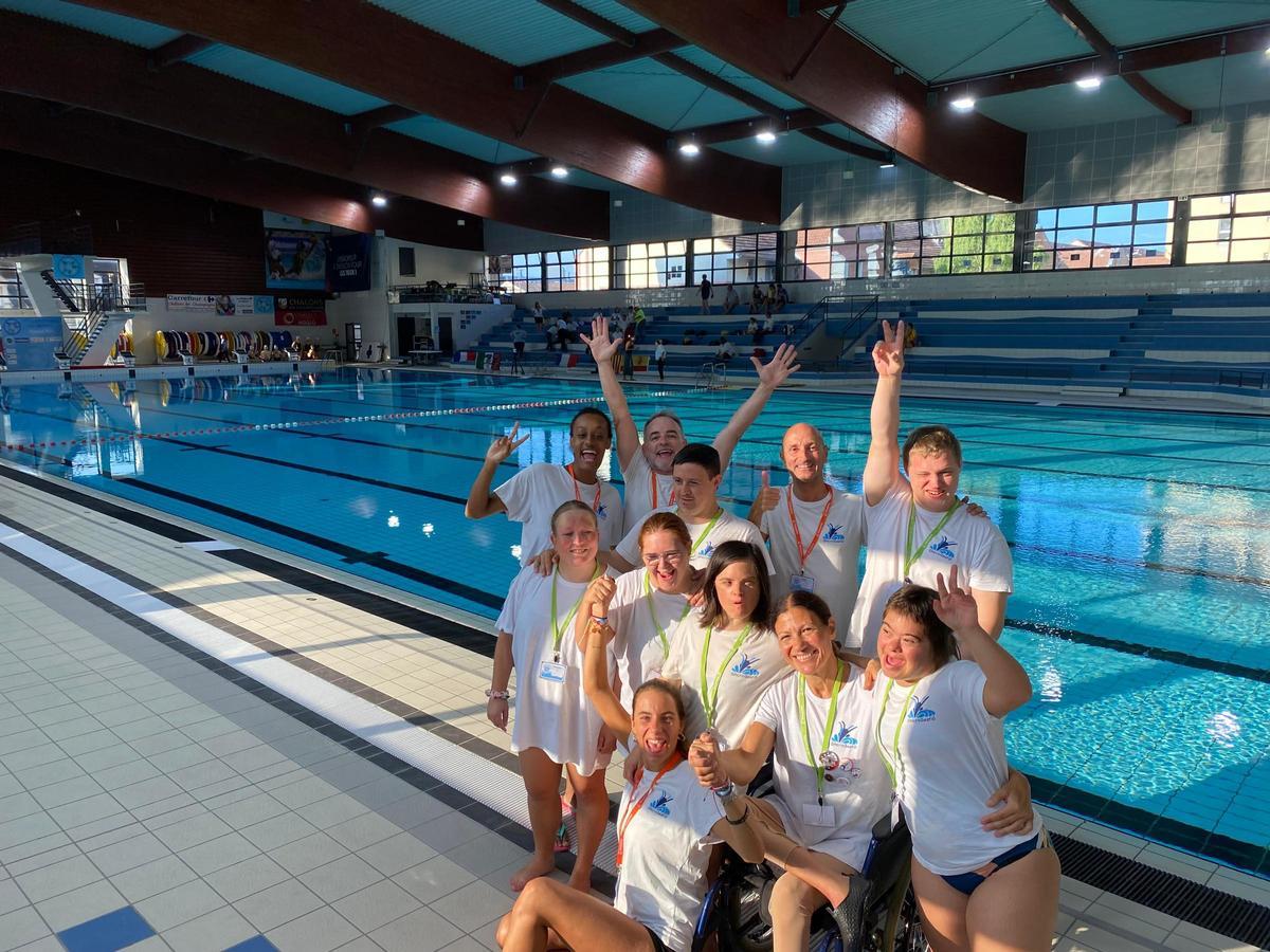 L'equip de natació als campionats del món de natació artística adaptada, a França.