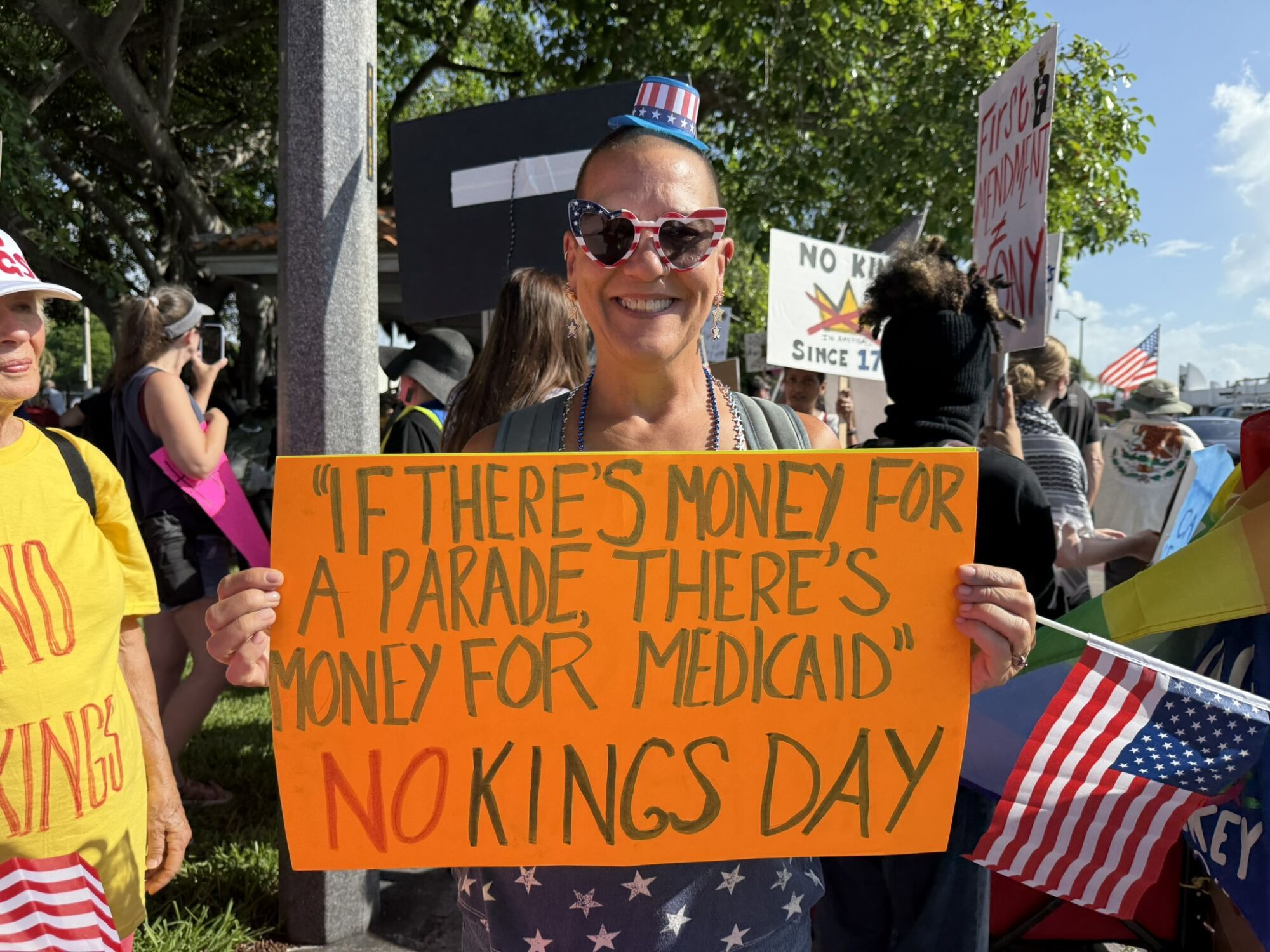 USA3262. PALM BEACH (FL, EEUU), 14/06/2025.- Una persona protesta en el marco de la movilización nacional denominada 'No Kings' (Reyes No) realizada este sábado en frente de Mar-a-Lago, la residencia del presidente Trump en Palm Beach, Florida (EE.UU). Miles de personas se reunieron en Palm Beach (Florida) para manifestarse contra su vecino más famoso, el presidente Donald Trump, como parte de las cientos de protestas 'No Kings' (Reyes No) que se celebran en el país contra la agresiva política migratoria del republicano. EFE/Alicia Civita