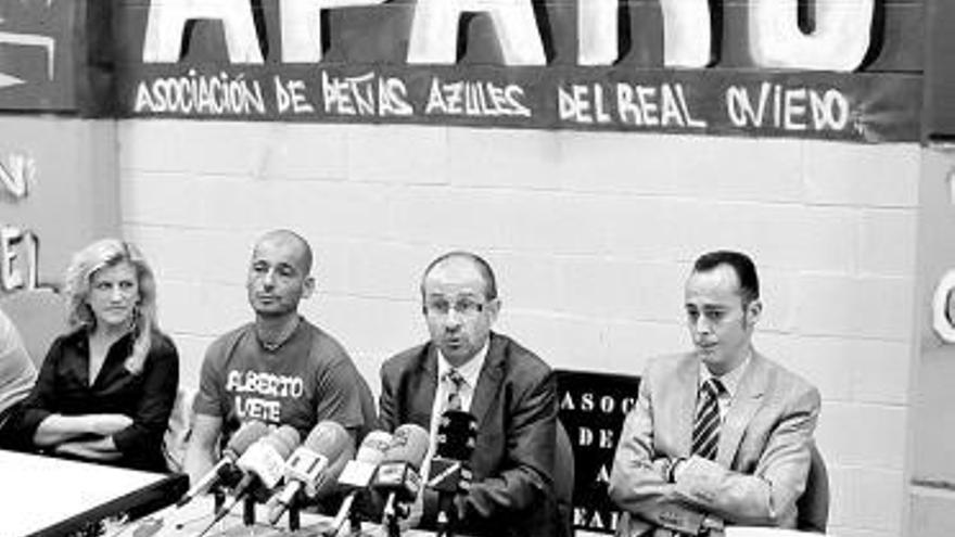 Rueda de prensa en el local de la APARO en el Carlos Tartiere.