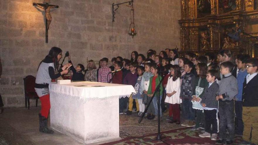 Iglesia de Santo Tomás con el coro en su interior de un grupo de niños.