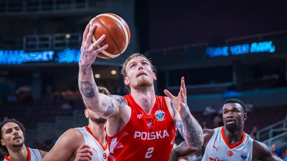 Olek Balcerowski entra a canasta con Polonia.