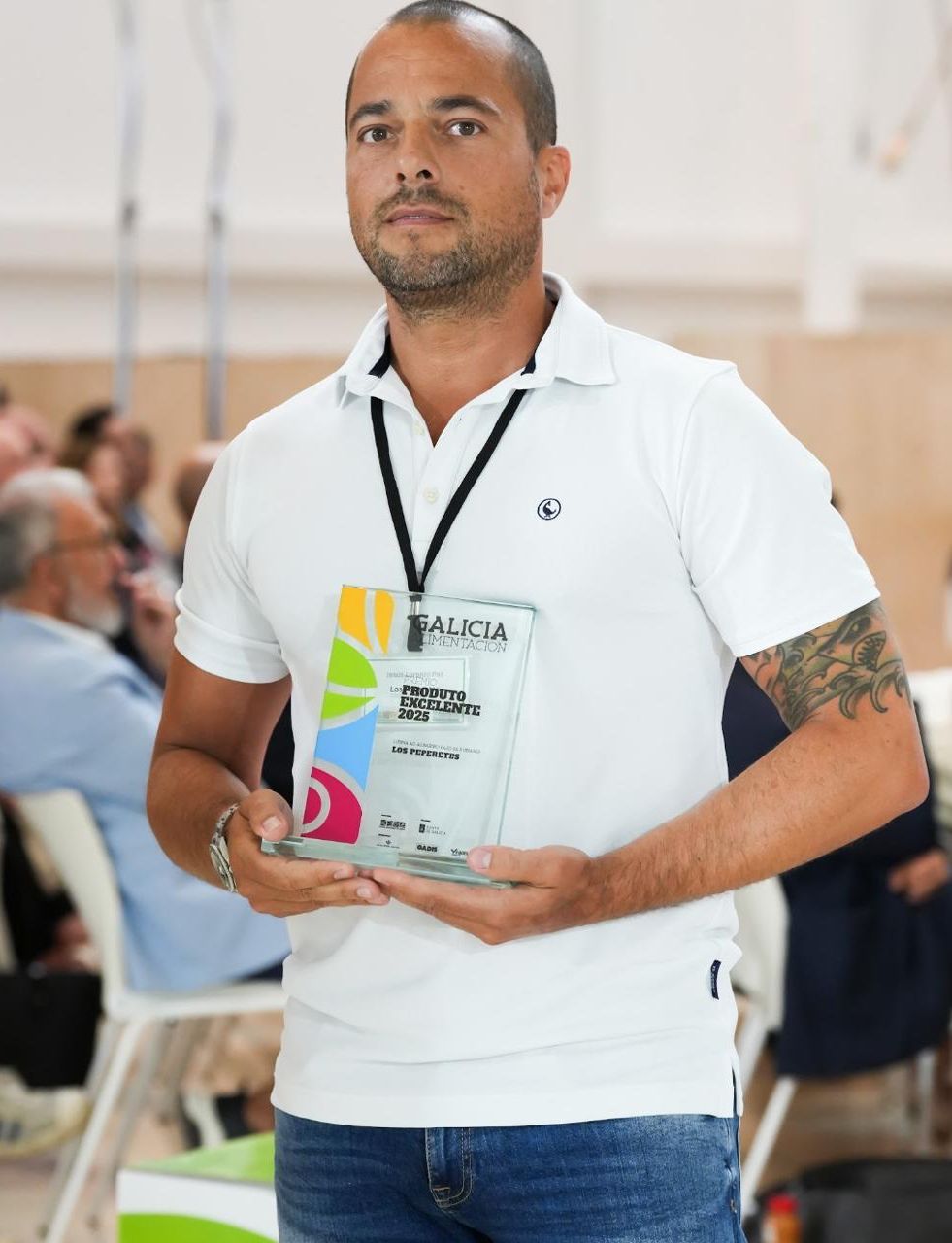 Jesús Lorenzo Paz con el premio a la Excelencia del Clúster Galicia Alimentación.