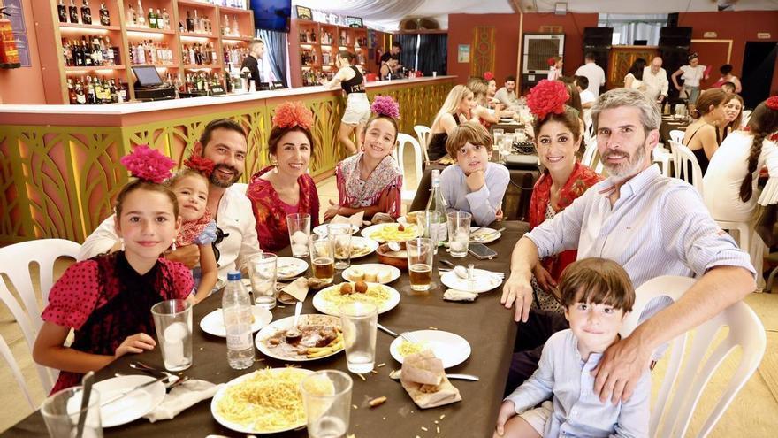 Grupos de amigos y familiares en el sábado de feria, en imágenes