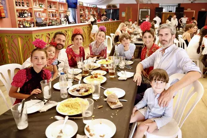 Amigos y familiares disfrutan del último día de la Feria de Córdoba
