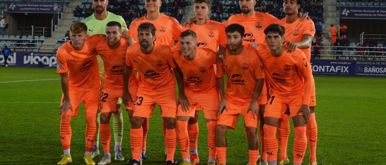 Imagen del equipo titular de la UD Ibiza ayer en Palencia, con multitud de caras nuevas para la primera eliminatoria de la Copa del Rey. | UD IBIZA