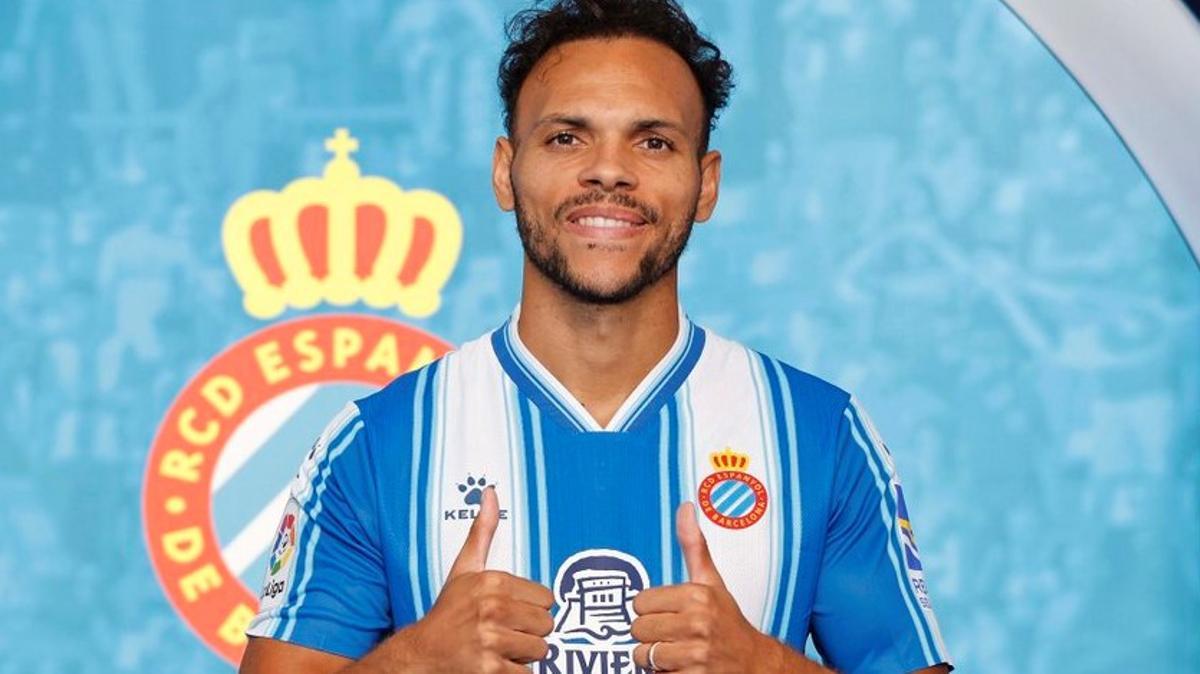 Braithwaite posa con la camiseta del Espanyol.