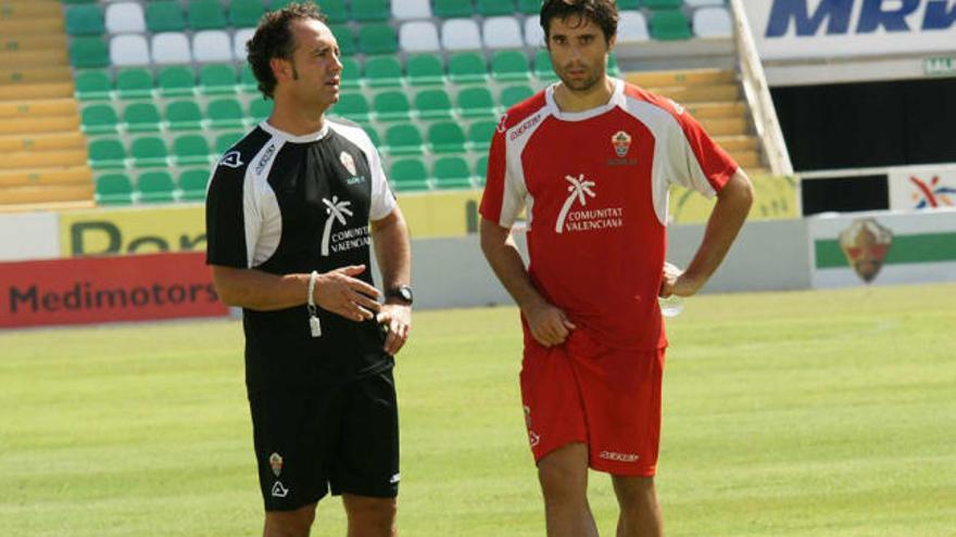 José Bordalás, entrenador del Elche, dialogando en el Martínez Valero con el central Etxeita.