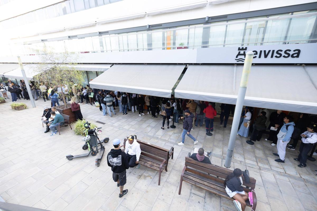 Imágenes de la fila para la regularización de migrantes en las oficinas del Cetis