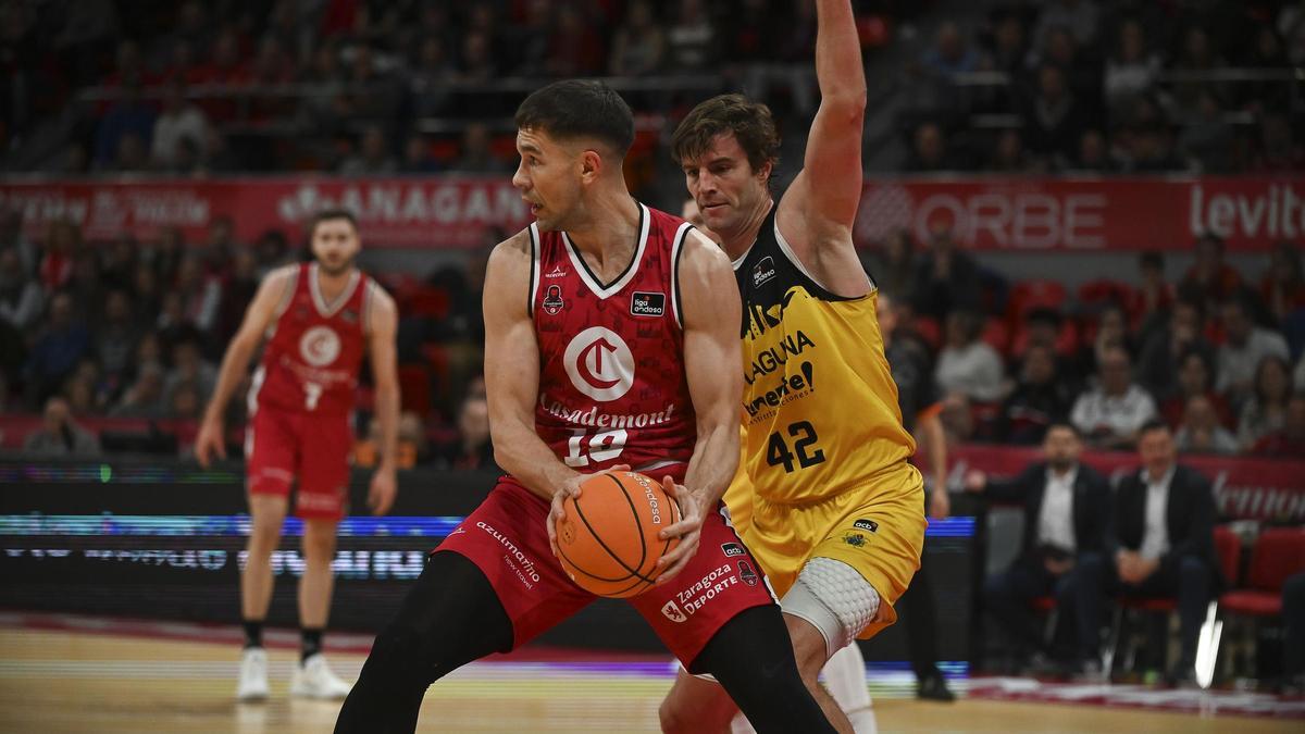 Sulejmanovic protege el balón ante Doornekamp en el partido frente al Tenerife.