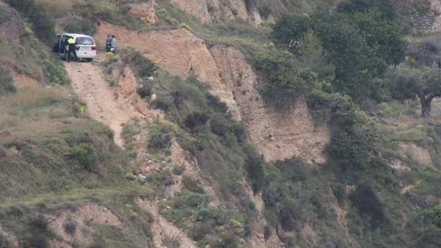 El barranco por donde se precipitó en Relleu y la furgoneta que conducía