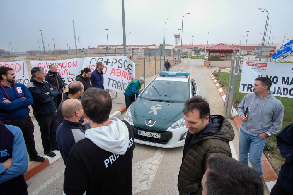 Protesta de los funcionarios de prisiones en la cárcel de Villena